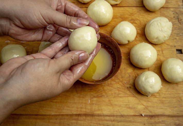 making-pull-apart-bread-rounds