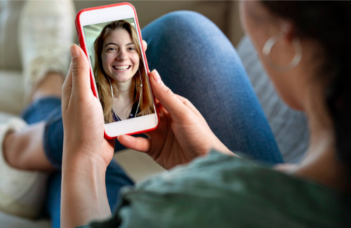 woman-face-timing woman-face-timing