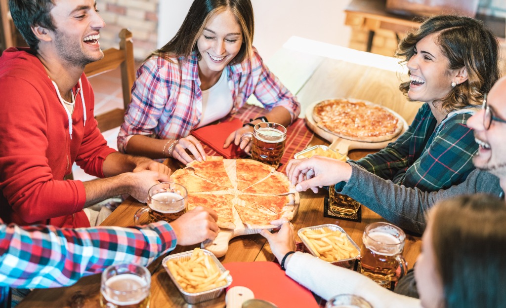 friends-eating-pizza