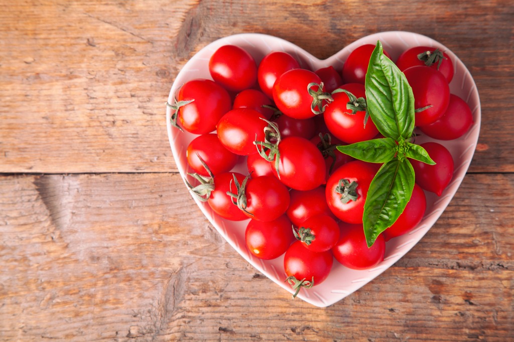 heart-shaped-plate-of-tomatoes