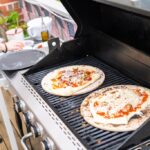 Grilling-pizzas