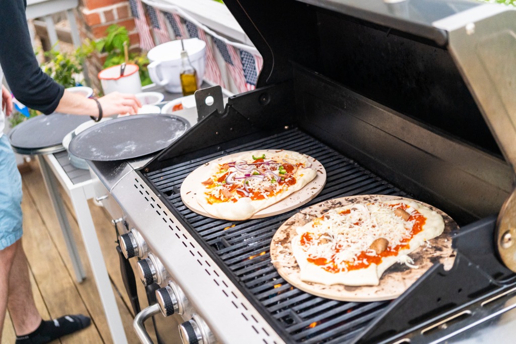grilling-pizzas