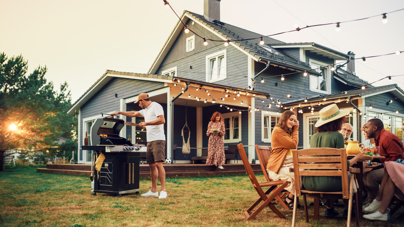 backyard-party-bbq-pizza